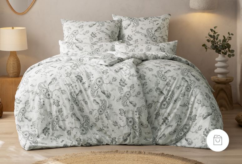 Jersey-Bettwäsche mit feinem Paisley-Muster in Silbergrau auf hellem Hintergrund in gemütlichem Schlafzimmer.