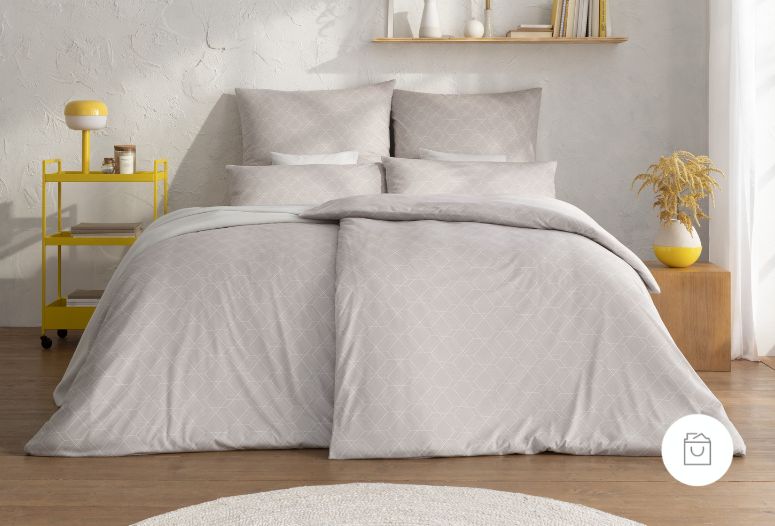 Nahaufnahme des Jersey-Stoffs mit feinem Rautenmuster in der Farbe Ecru in modernem Schlafzimmer.