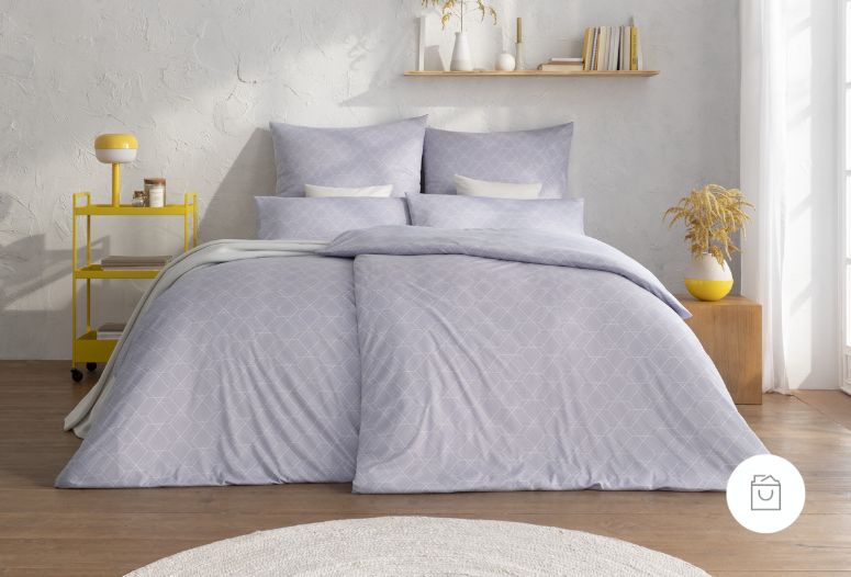 Jersey-Bettwäsche mit feinem Rautenmuster in zartem Flieder auf Doppelbett in modernem Schlafzimmer.