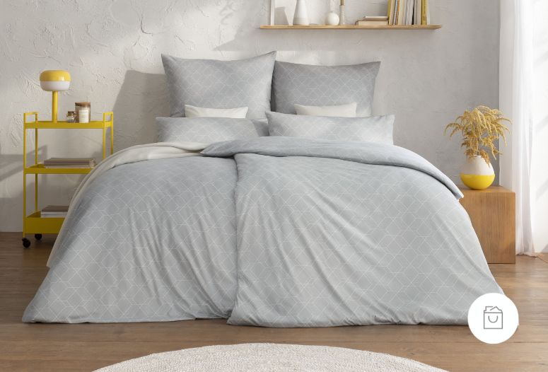 Jersey-Bettwäsche mit feinem Rautenmuster in hellem Grau auf Doppelbett in modernem Schlafzimmer.