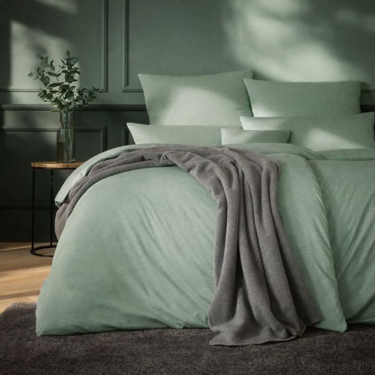 Uni-Bettwäsche Takoma in mint (helles grün) auf Bett im Schlafzimmer