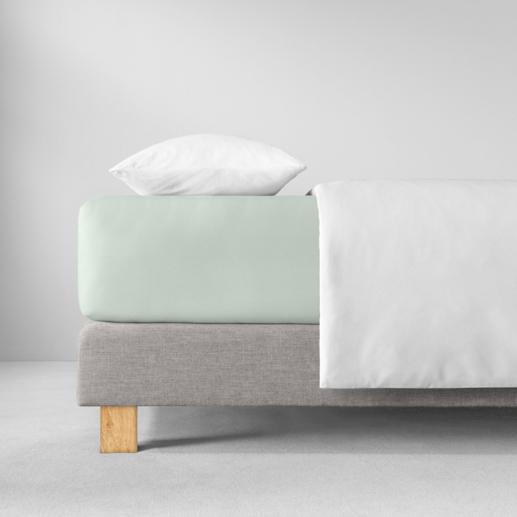 Spannbettlaken in jade (heller, blasser Grünblauton), aufgezogen auf Bett