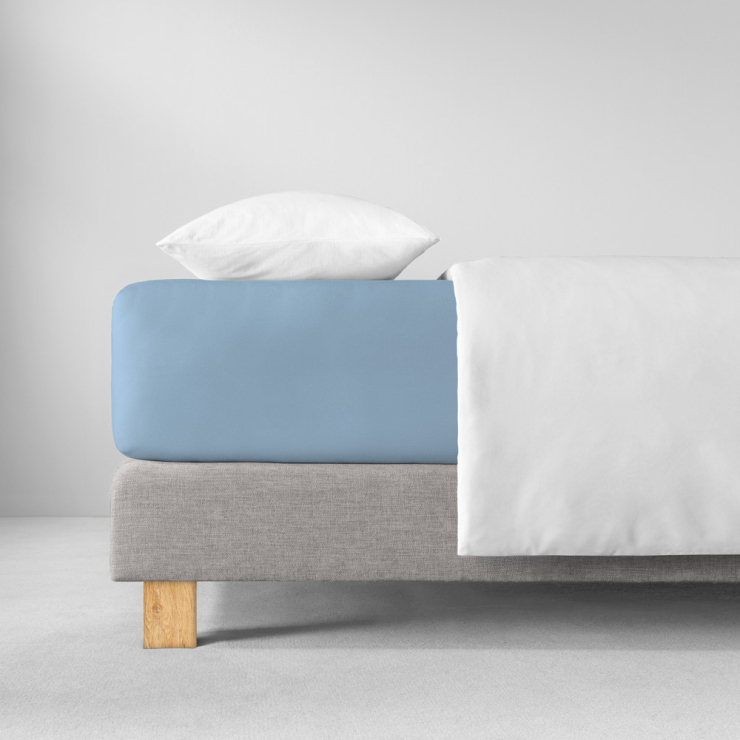 Spannbettlaken in hellblau (zarter heller Blauton) aufgezogen auf Bett