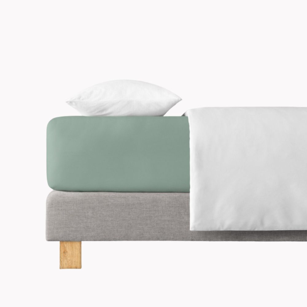 Zwirnjersey Spannbetttuch in salbei (sanfter, pudrig-graugrüner Farbton) aufgezogen auf Bett