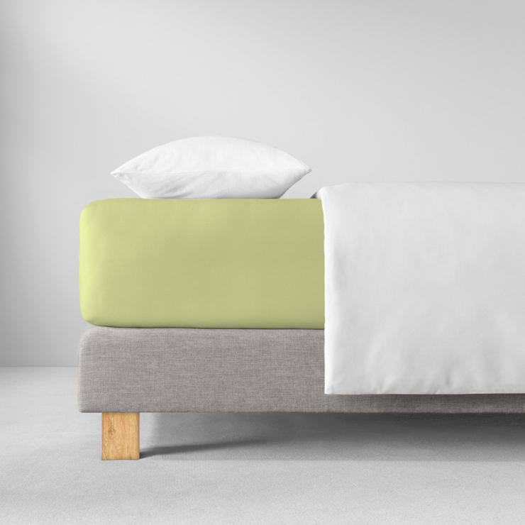 Spannbettlaken in maigrün (heller frischer Grünton), aufgezogen auf Bett