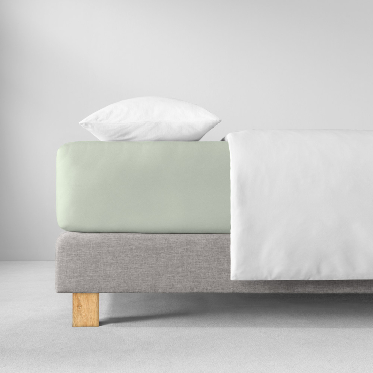 Spannbettlaken in verde (heller, pastelliger Grünton), aufgezogen auf Bett