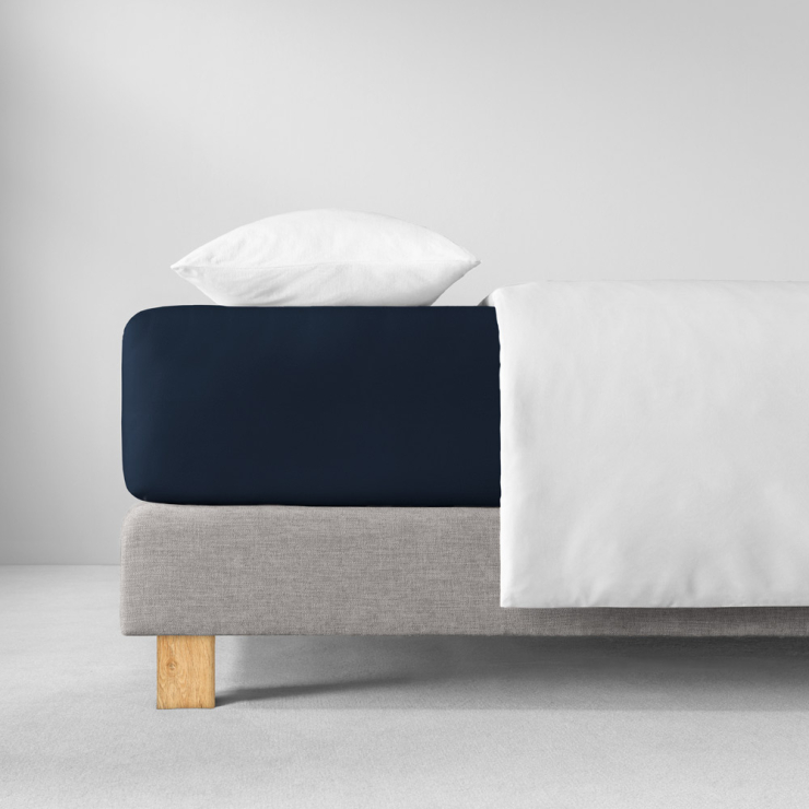 Spannbettlaken in indigo (sehr dunkles, Blau mit grauem Unterton) aufgezogen auf Bett