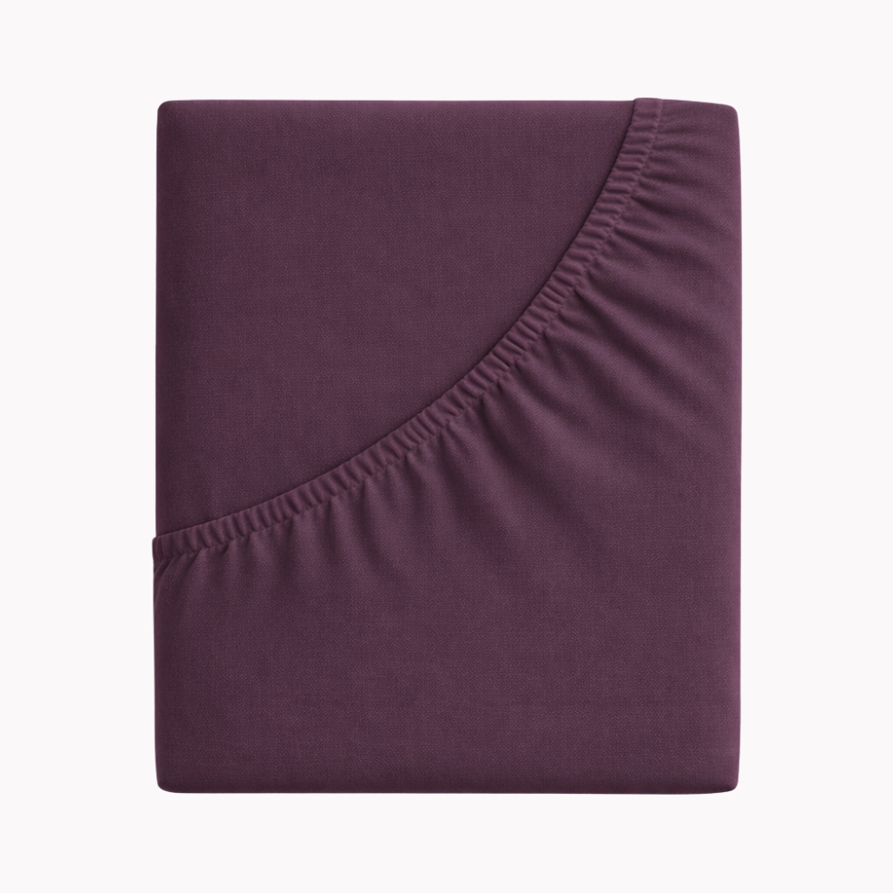 Zwirnjersey Spannbettlaken in einem auberginefarbenen Ton gefaltet dargestellt