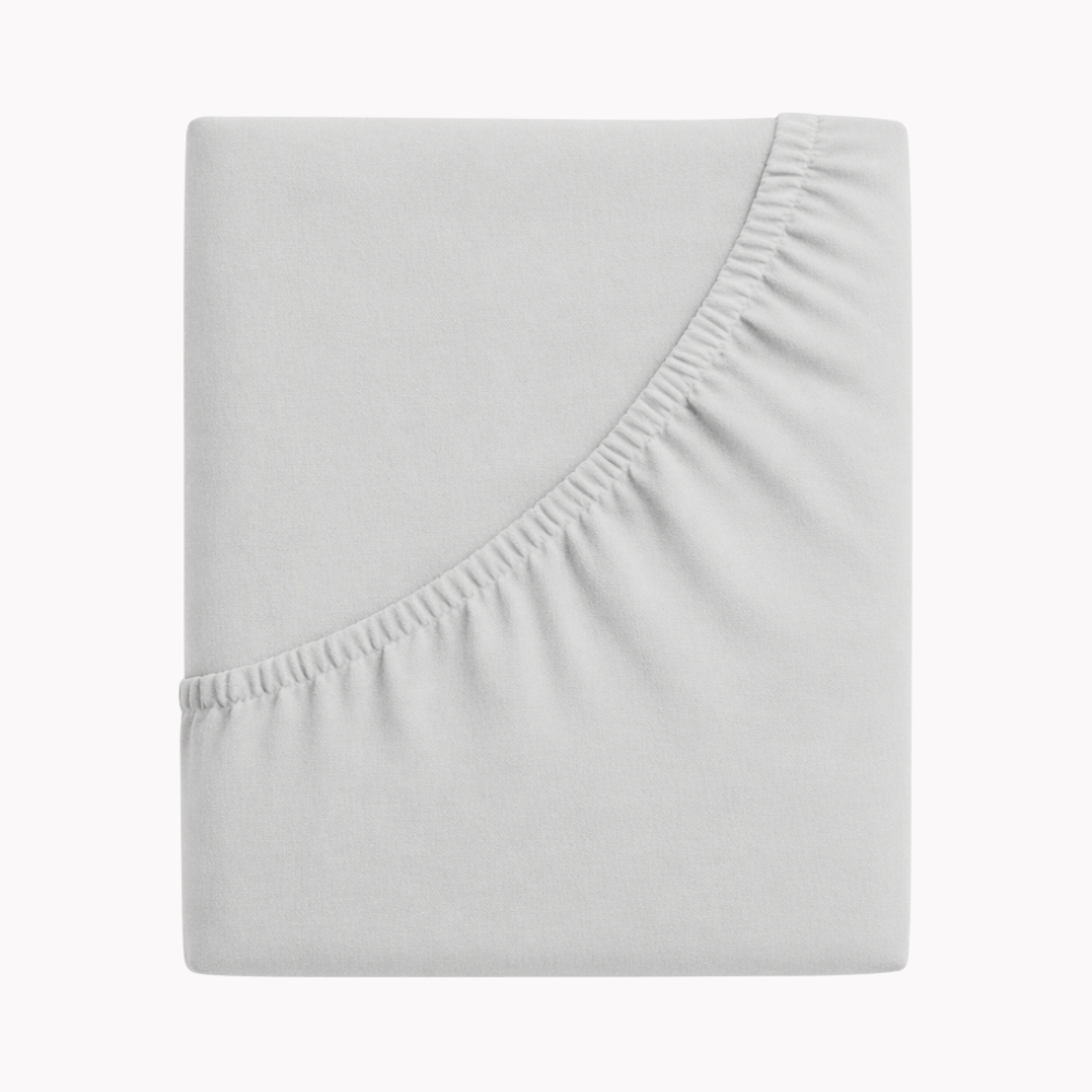 Zwirnjersey Spannbettlaken in einem silberfarbenen Ton gefaltet dargestellt