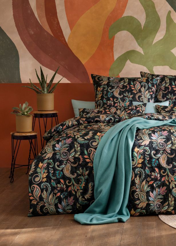 Bettwäsche Regina mit floralem Muster auf dunklem Hintergrund, kombiniert mit uni Bettwäsche Valetta in azur und mehreren Dekokissen auf modernem Bett