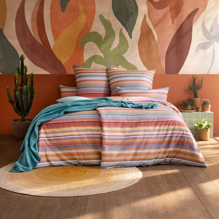 Bettwäsche Ruth mit Querstreifen in Orange und Rosa auf Bett im Schlafzimmer