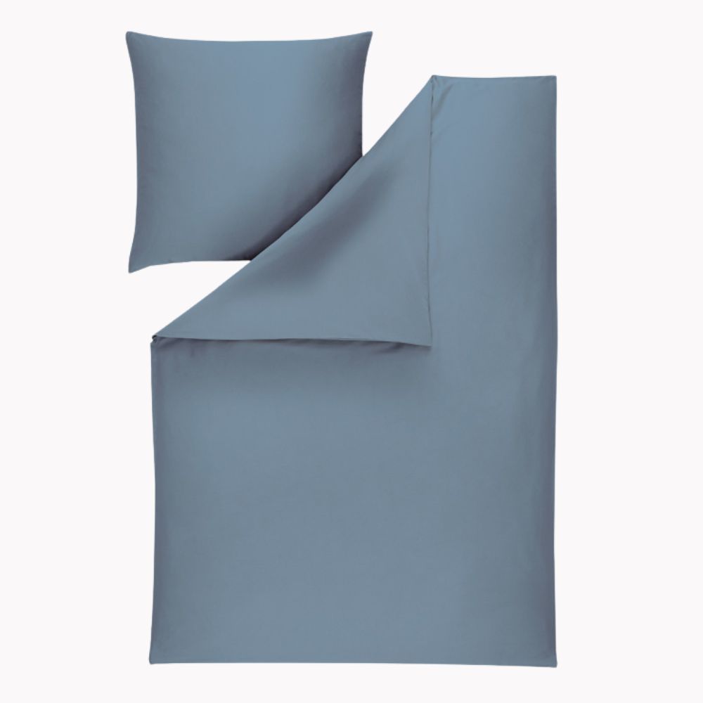 Komplettansicht der Uni-Bettwäsche Valetta in taube (dunkles, ruhiges Blaugrau)