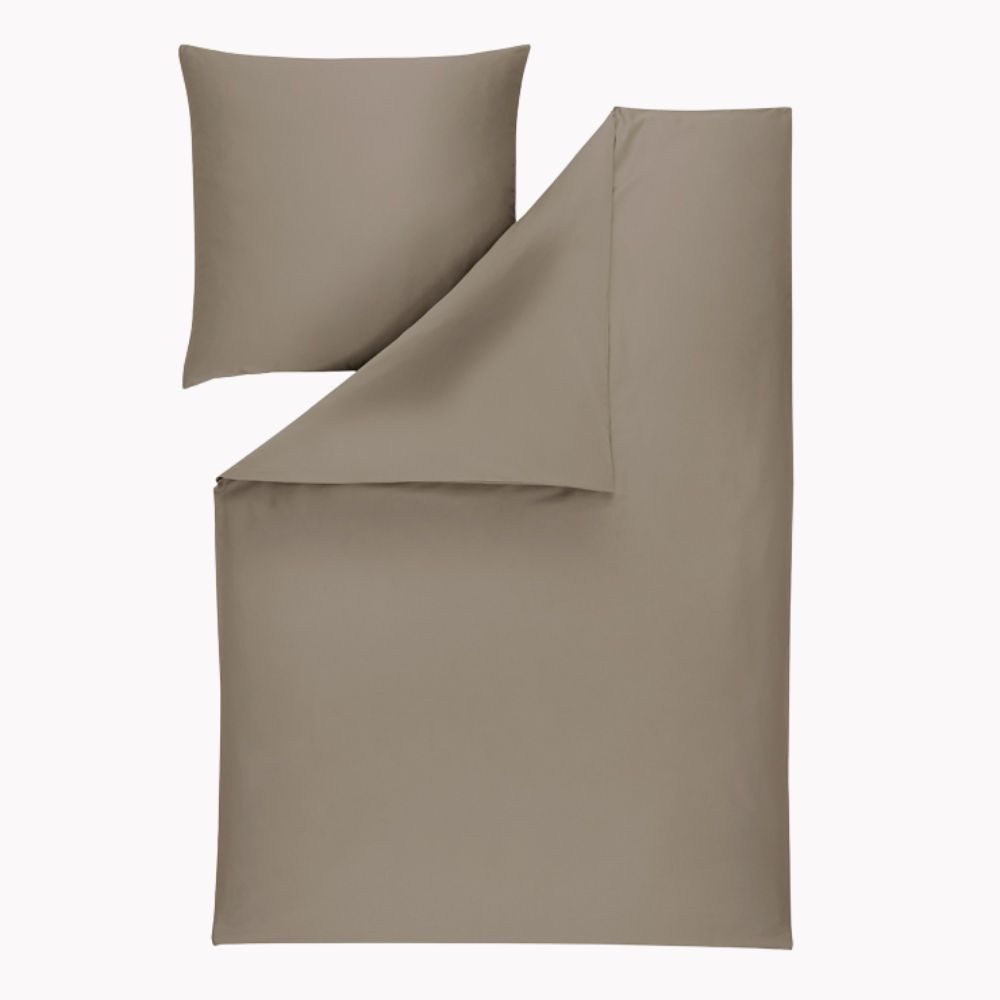 Komplettansicht der Uni-Bettwäsche Valetta in kiesel (warmes Graubraun)