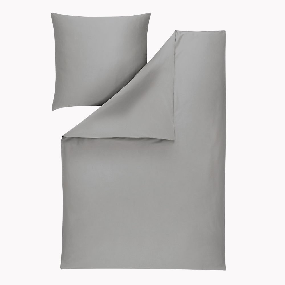 Komplettansicht der Uni-Bettwäsche Valetta in platin (helles, neutrales Grau)