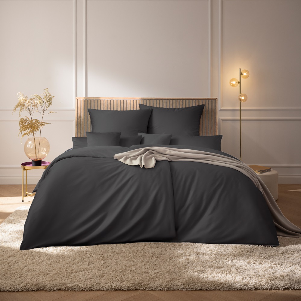Bettwäsche Valetta mit Uni-Design in Dunkelgrau auf Bett im Schlafzimmer