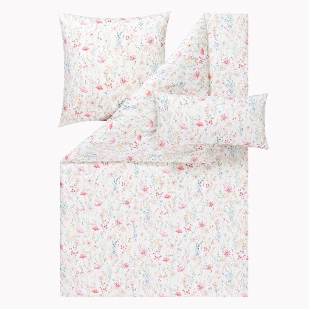 Komplettansicht der Bettwäsche Celeste mit kleinen Blüten in Rosa und Grün auf weißem Grund