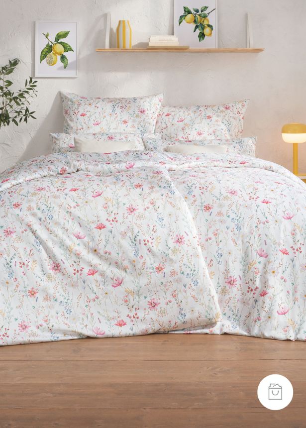 Bettwäsche Celeste mit floralem Muster in Rosa und Grün auf weißem Grund auf Bett im Schlafzimmer