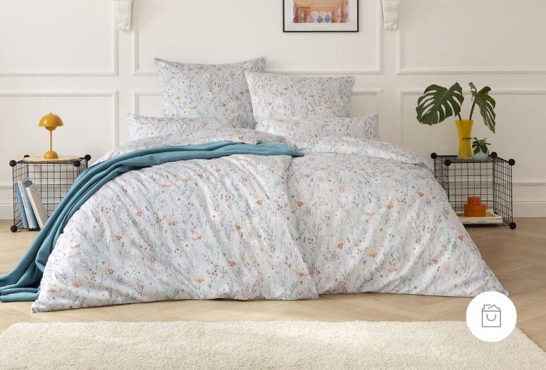 Bettwäsche aus Mako-Satin mit zartem Blüten- und Gräsermuster in Beige und Hellblau auf weißem Grund – harmonisch arrangiert im stilvollen Schlafzimmer. - Demnächst verfügbar