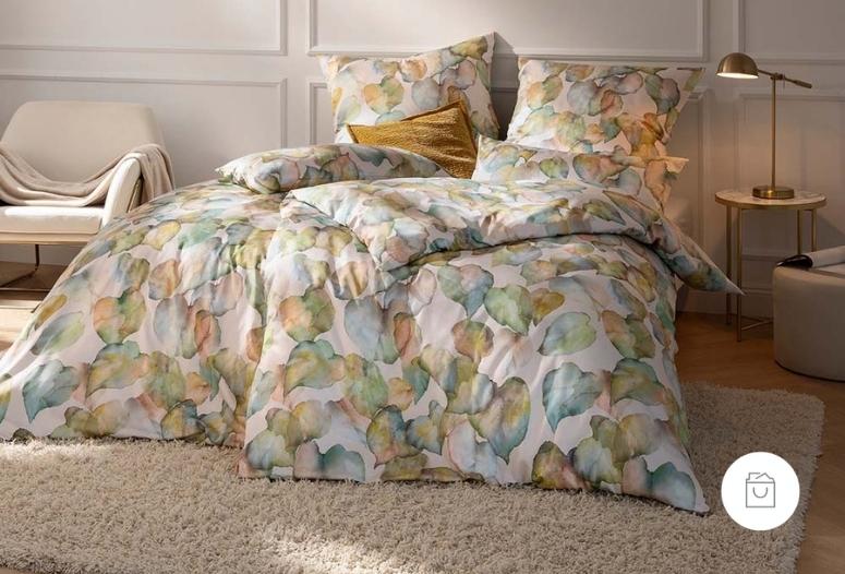 Mako-Satin-Bettwäsche mit aquarellartigem Blättermuster in der Farbe Grün (zarte grün und blautöne auf beigen Grund) auf Doppelbett in modernem, wohnlich gestaltetem Schlafzimmer. 