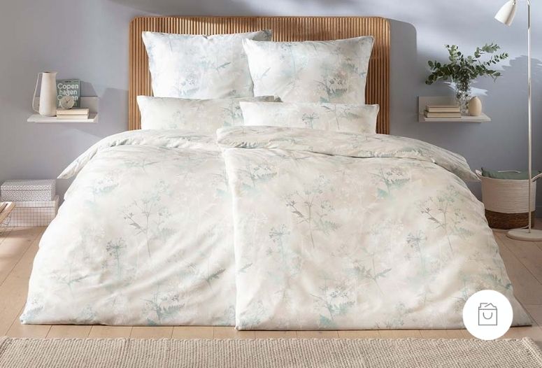 Mako-Satin-Bettwäsche mit zartem dezenten Wildblumen-Muster in der Farbe Leinen (sehr heller beiger Naturton). Demnächst verfügbar.