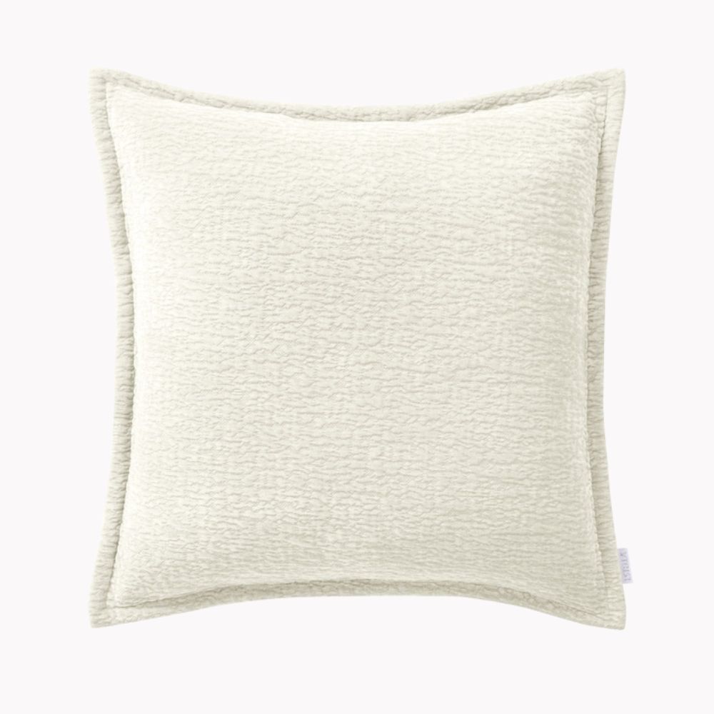 Dekokissenbezug in hellem Creme-Beigeton mit strukturierter Oberfläche und umlaufendem Stehsaum