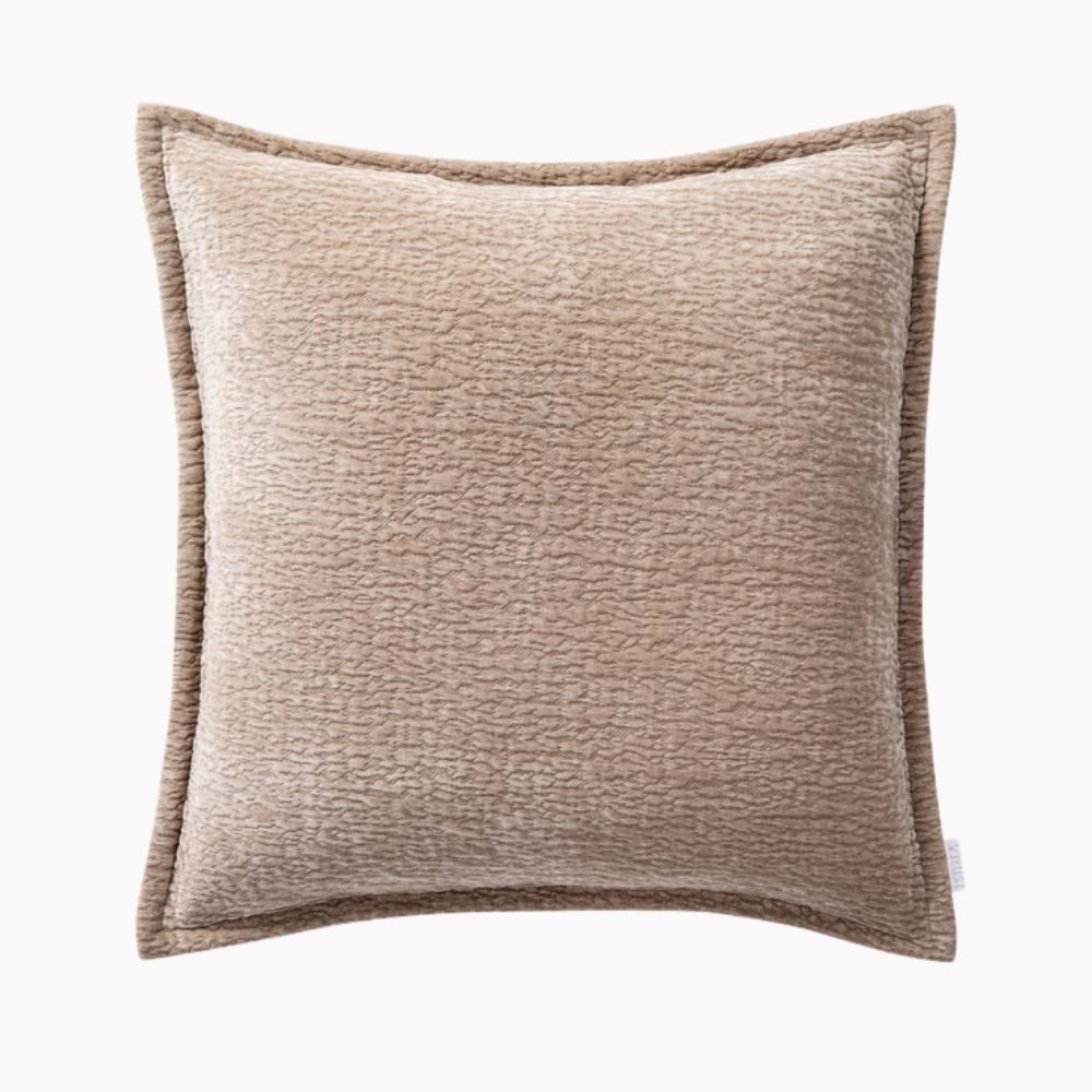 Dekokissen Boston in warmem Beige mit strukturierter Oberfläche und umlaufendem Rand
