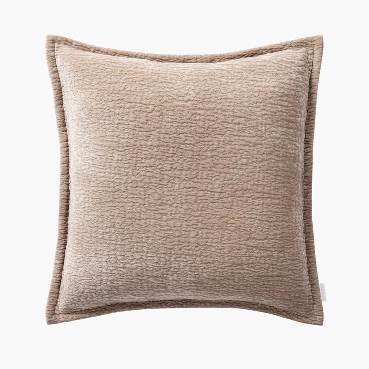 Quadratischer Dekokissenbezug in der Farbe Kiesel (ein warmer Grau-Beige--Ton) mit deutlich strukturierter Oberfläche und breitem Rand