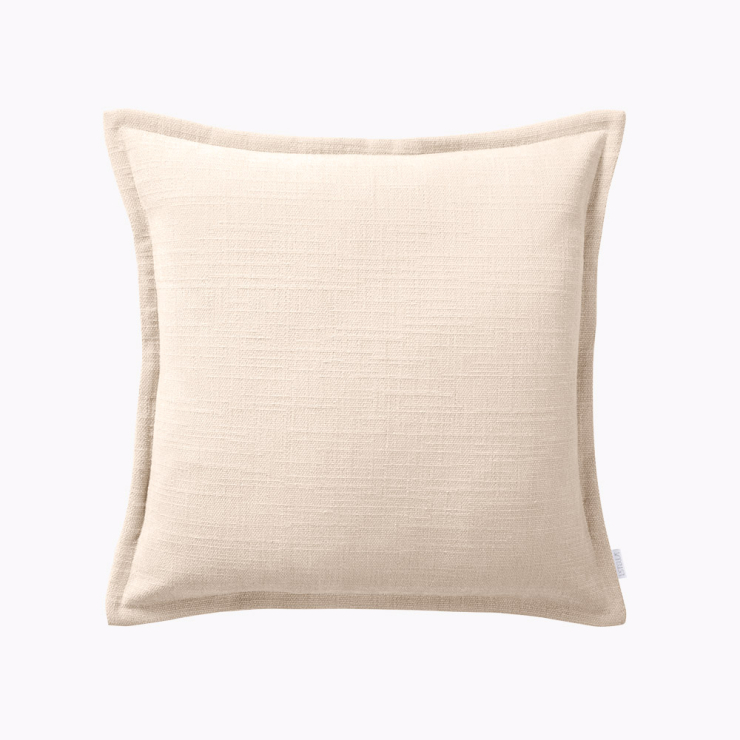 Quadratischer Dekokissenbezug mit einer markanten Struktur in einem hellen beige