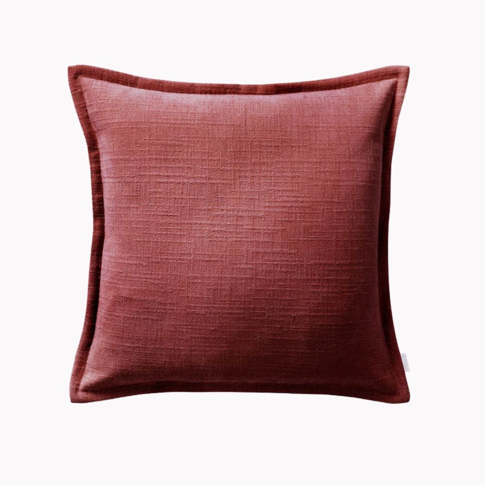 Dekokissenbezug in warmem, rötlich-braunem Farbton mit feiner Struktur und umlaufendem Stehsaum
