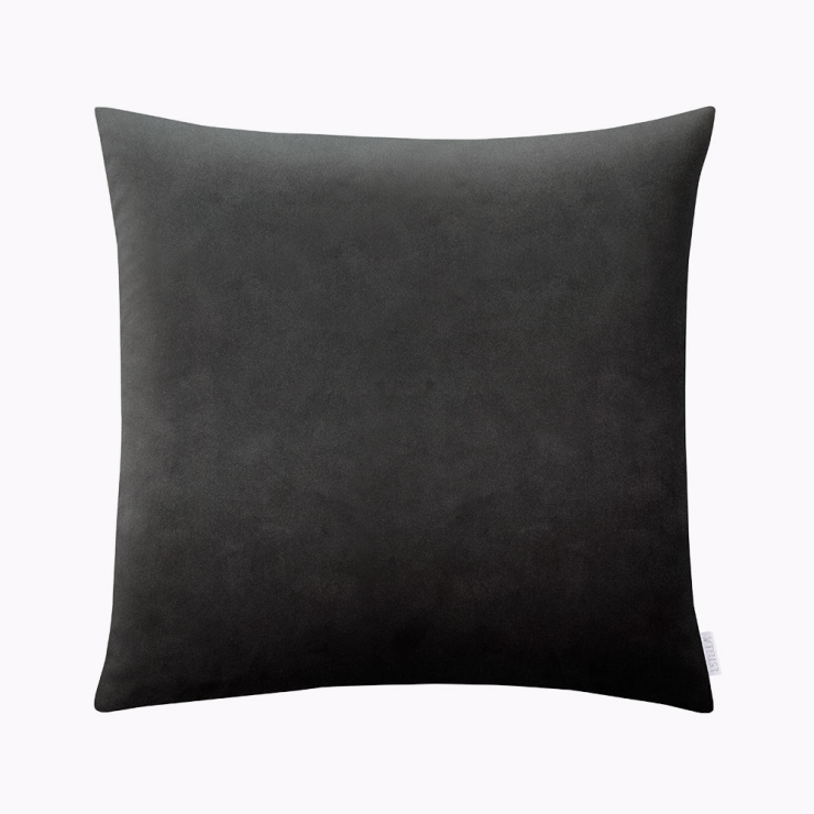 Quadratischer Dekokissenbezug in der Farbe Kiesel (ein dunkler, kühler Grauton) mit weicher, samtiger Oberfläche