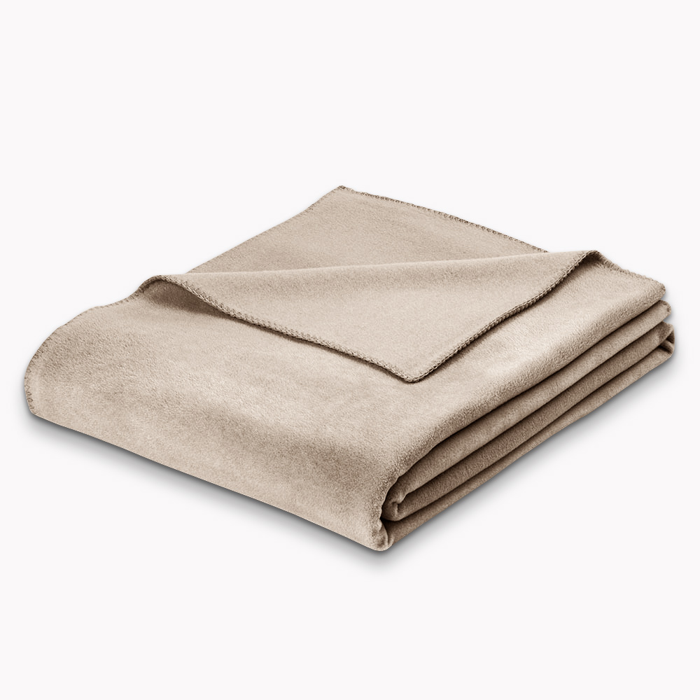 Unifarbene Wohndecke Trevi in hellem Beige mit weicher, flauschiger Oberfläche, dekorativ gefaltet