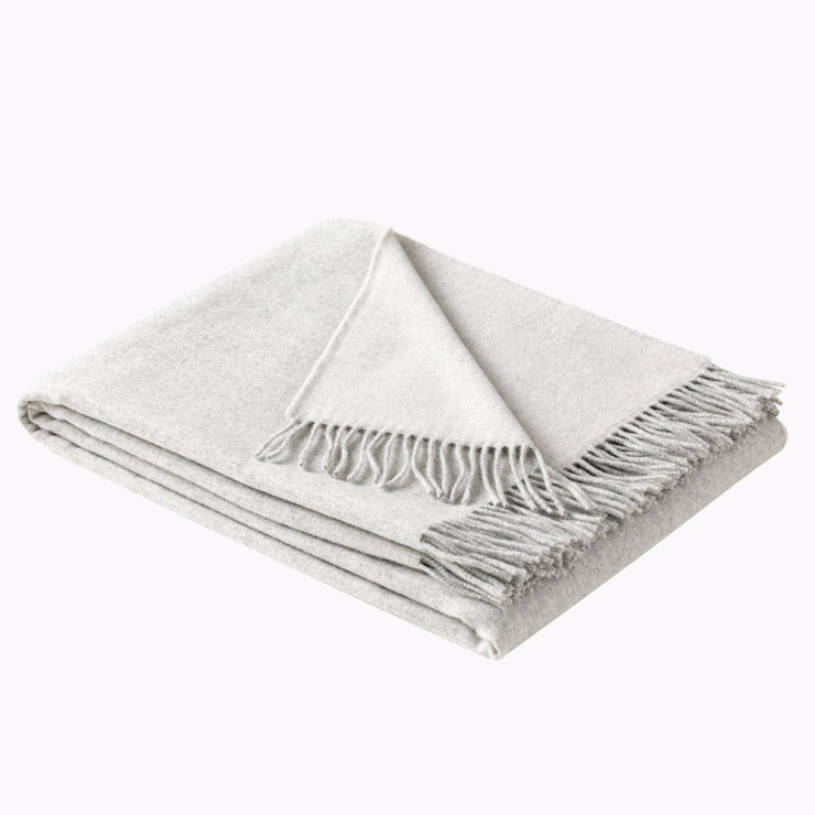 Wolldecke Ulisse mit Fransen in hellen grau