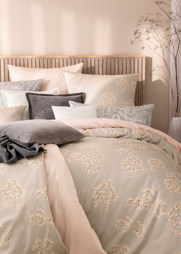 Bettwäsche Antje mit zartem Blütenmuster in Beige und Taupe, kombiniert mit unifarbener Bettwäsche Valetta, dunkler Wohndecke Trevi und verschiedenen Dekokissen Tokio und Velvet auf Doppelbett in hellem Schlafzimmer