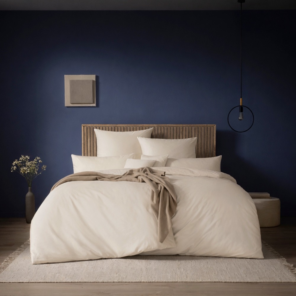 Uni-Bettwäsche Valetta in elfenbein (sehr helles fast weißes beige) auf Bett in Schlafzimmer