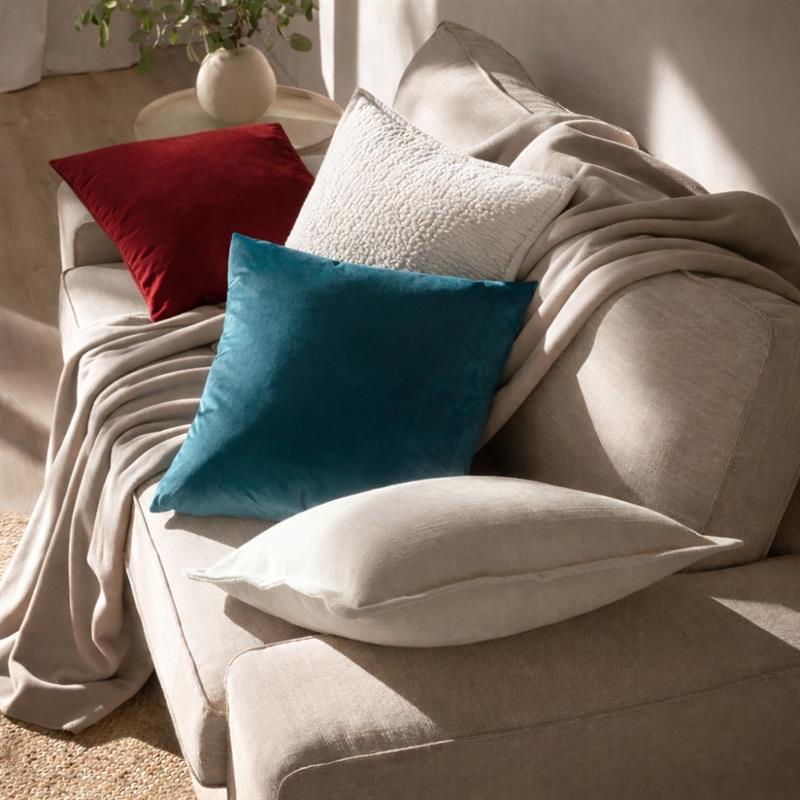 Dekokissenbezug Velvet in petrol und burgund schön angerrichtet auf Couch