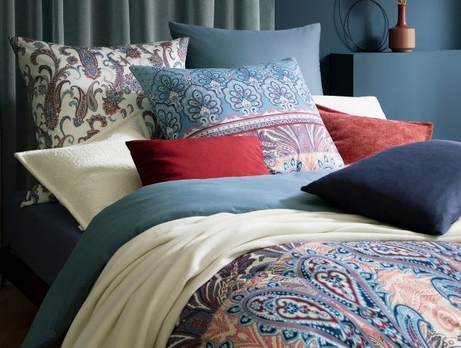 Bettwäsche Carmen zusammen auf Bett kombiniert mit Bettwäsche Saskia, Wohndecke Trevi in elfenbein und verschiedenen Dekokissen