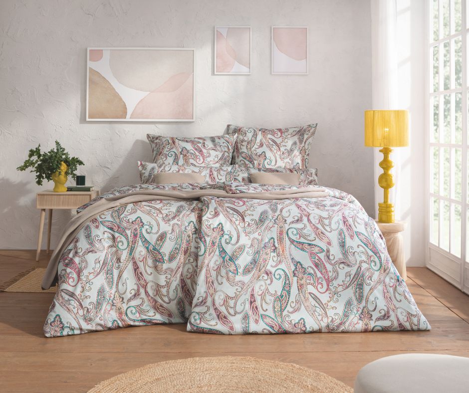 Satin Bettwäsche Adora mit detailreiche Paisley-Muster in Grün-, Fuchsia- und Türkistönen auf hellen Grund