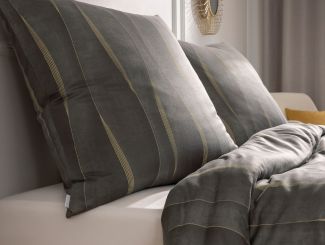 Estella Bettwäsche Toni arrangiert mit Wohndecke und Dekokissenbezügen