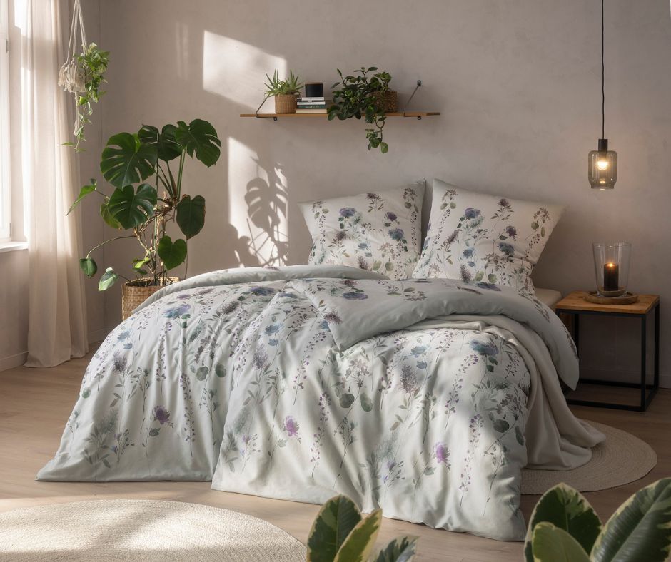 Bettwäsche Carla mit dezenten Wildblümen Muster in verschiedenen dezenten Farben in gemütlichen Schlafzimmer mit viel Holz- und Blumendekor