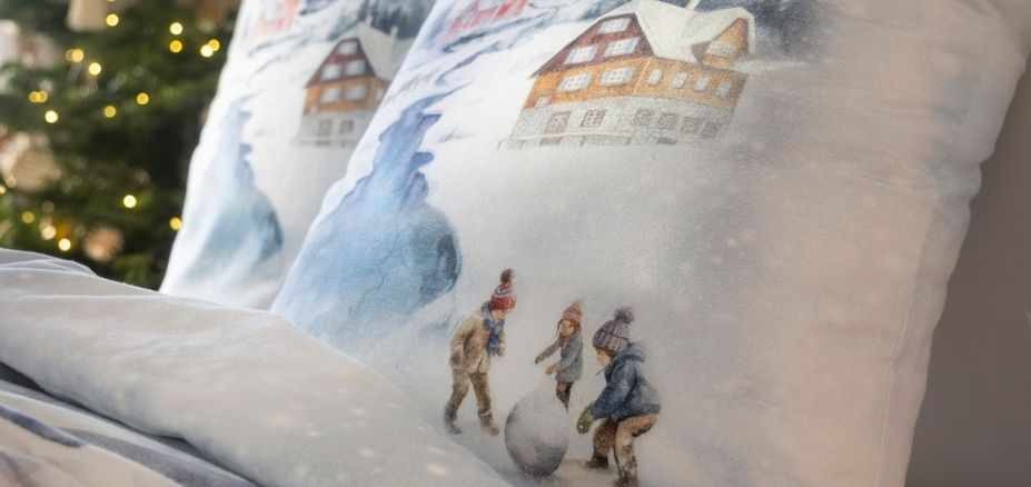 Flanellbettwäsche Mountain Lake - Detailaufnahme des weihnachtlichen Winterdorf Musters