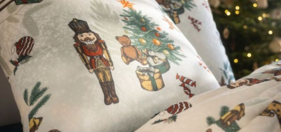 Detailaufnahme der Bettwäsche Nutcracker: Das Motiv mit den nostalgischen Weihnachtsspielzeugen ist sichtbar