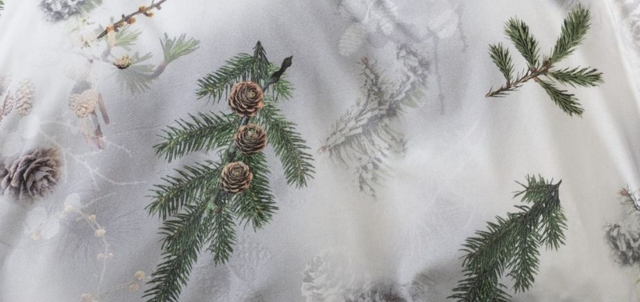 Detailaufnahme Bettwäsche Pine Twigs: zarte Pinienzweige auf hellen Grund