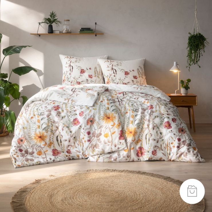 Ansicht des floralen Musters der Bio-Bettwäsche Adelia in der Farbe Natur mit gezeichneten Blüten in warmen Gelb-, Rot- und Naturtönen auf cremefarbenem Hintergrund.
