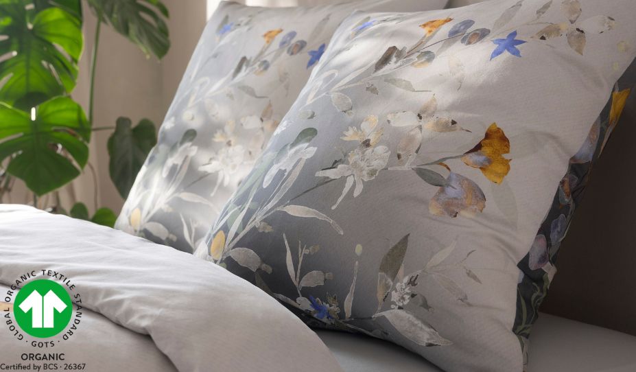 Nahaufnahme einer GOTS-zertifizierten Bio-Bettwäsche mit farbenfrohem Blumenmuster