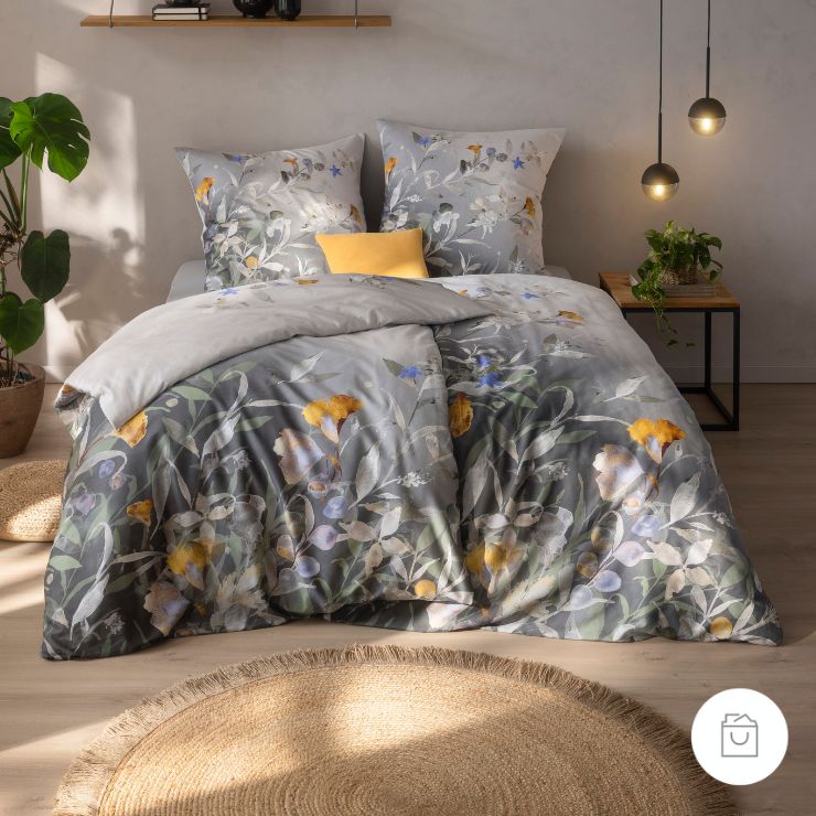 Ansicht des Aquarell-Musters der Bio-Bettwäsche Celia in der Farbe Salbei mit malerischen Blüten und Zweigen in Gelb, Blau, Violett und Grün auf rauchig-dunklem Hintergrund.