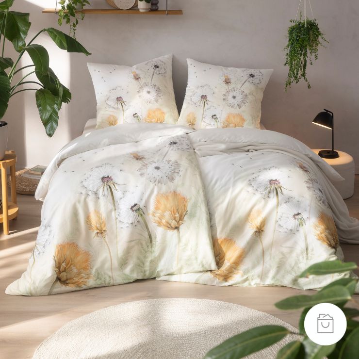 Bettwäsche Estrella mit Pusteblumen in Gelb und Grau auf Weißem Grund auf Bett im Schlafzimmer