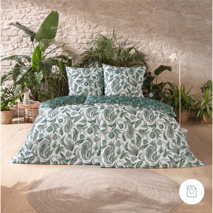Bettwäsche Medina mit Paisley-Ornamenten und Blättern in Grün auf Weißem Grund auf Bett im Schlafzimmer