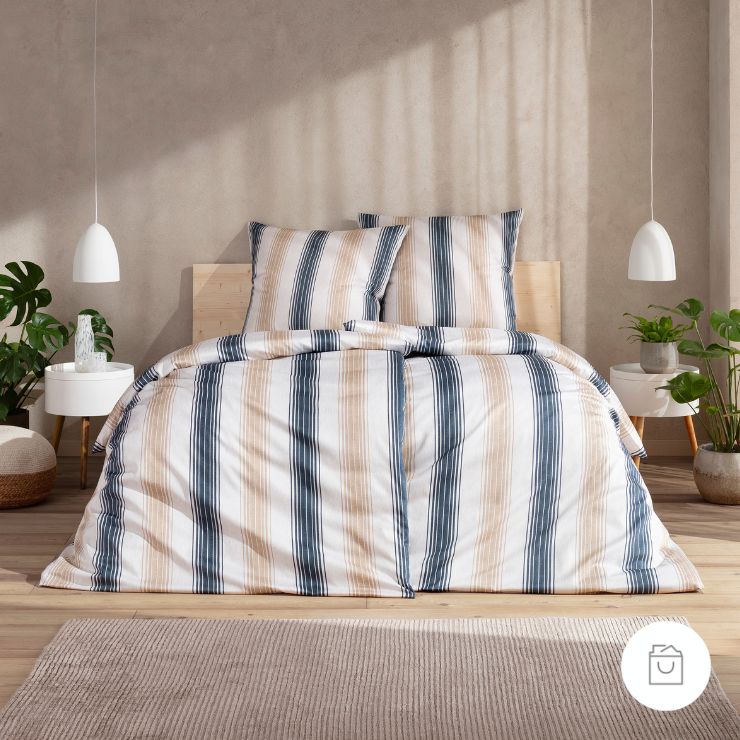 Bettwäsche Nuno mit Streifenmuster in Blau und Beige auf Bett im Schlafzimmer