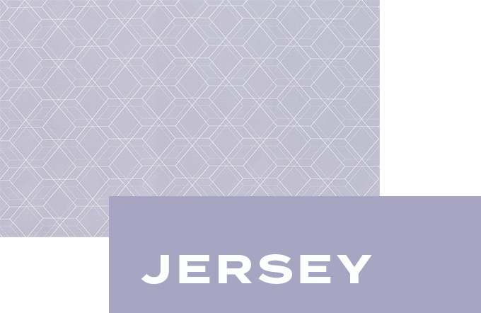 Nahaufnahme des Jersey-Stoffs mit geometrischem Muster in Flieder.