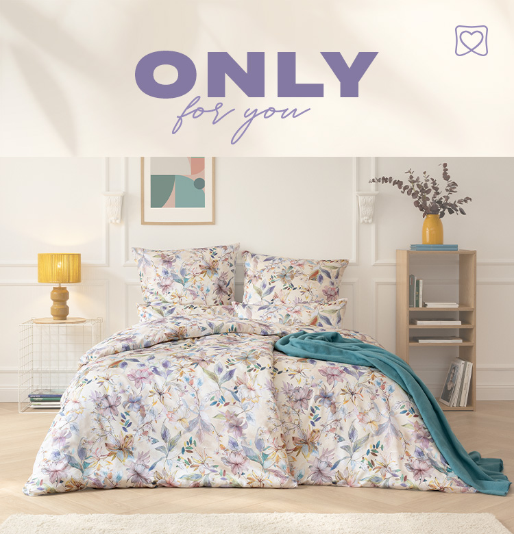 Bettwäsche mit floralem Muster in sanften Farben aus der Kollektion Frühling/Sommer 2025, daneben Schriftzug „Only for you“.